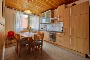 uma cozinha com mesa e cadeiras num quarto em Apartmán Svoboda em Svoboda nad Úpou