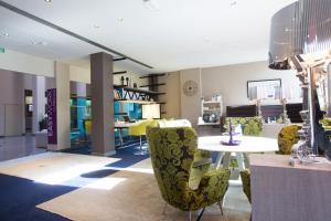 Uma área de estar em Mercure Nantes Centre Grand Hotel
