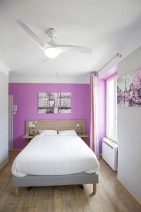 Кровать или кровати в номере LOGIS HOTEL & RESTAURANT Le CARNOT