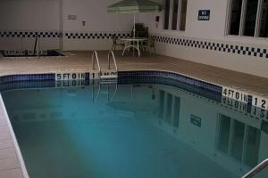 Swimming pool sa o malapit sa Travelodge by Wyndham Fargo