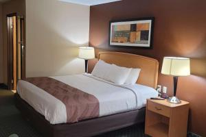 Кровать или кровати в номере Travelodge by Wyndham Fargo