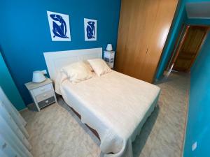 Postel nebo postele na pokoji v ubytování Apartamentos Playa Del Moro III Altamar + 8 fotografií