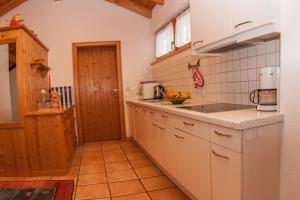 Kuchyň nebo kuchyňský kout v ubytování Haus Lenz