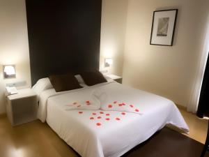 Postel nebo postele na pokoji v ubytování Hotel Ortuella + 37 fotografií