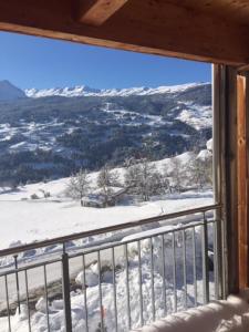 Vista generica sulle montagne o vista sulle montagne dall'interno dell'appartamento