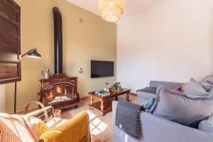 uma sala de estar com um sofá e uma lareira em Nieves Rosa em Botazo
