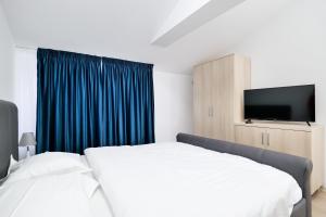Un pat sau paturi într-o cameră la Hotel Ema&Zain