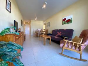 - un salon avec un canapé et une table dans l'établissement Apartamentos Jardines del Puerto Altamar, à Alcossebre