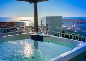 una piscina en la parte superior de un crucero en Hôtel Calavita Rooftop & Spa en Bastia