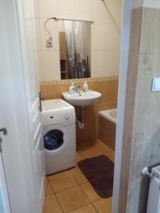 Koupelna v ubytování Budai Vám Apartmanház + 37 fotografií