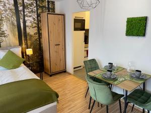 1 dormitorio con 1 cama, mesa y sillas en Wanderlust Apartment Baden-Baden, en Baden-Baden