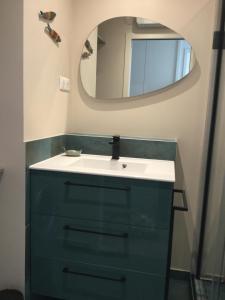 カンヌにあるBord de mer - Cannes la Boccaの洗面台と鏡のあるバスルーム