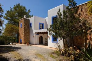 a villa with white walls and blue windows at San Miguel Park in Sant Miquel de Balansat