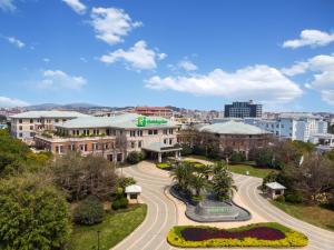 vue aride d'une ville avec des bâtiments et une route dans l'établissement Holiday Inn Fuzhou New Port, an IHG Hotel, à Fuzhou