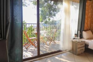Uma varanda ou terraço em Symbola Oludeniz Beach Hotel