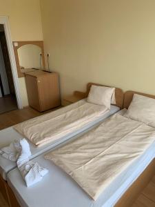Postel nebo postele na pokoji v ubytování Manuela Ifjúsági Hotel