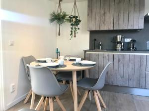 Η κουζίνα ή μικρή κουζίνα στο Ferienhaus Genießen am Meer mit Wellnesszugang
