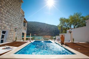 ein Pool vor einem Haus in der Unterkunft Villa Arion in Mokošica