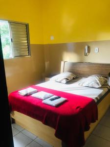 Hotel Gasometro في ساو باولو: غرفة نوم بسرير كبير مع بطانية حمراء