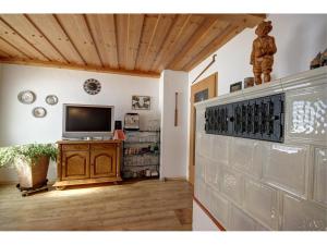 sala de estar con TV sobre una mesa de madera en Gästehaus Sterrhäusl - Chiemgau Karte, en Inzell