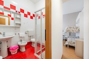 een badkamer met toilet en wastafel bij Hotel Del Corso in Bibione