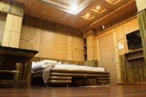 pokój z łóżkiem w środku budynku w obiekcie Hotel Himalaya w mieście Agartala