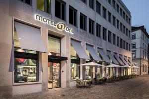 un edificio con un hotel una señal en él en Motel One Basel en Basilea