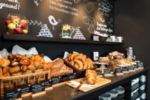 une boulangerie avec beaucoup de différents types de pain dans l'établissement Motel One Basel, à Bâle