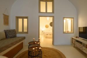 sala de estar con sofá y mesa en Suite Home Santorini, en Fira