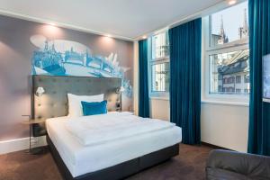Un pat sau paturi într-o cameră la Motel One Basel