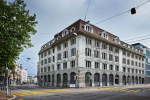 un vieux bâtiment au coin d'une rue dans l'établissement Motel One Zürich, à Zurich