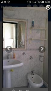 ブドーニにあるAppartamento Ercoleのバスルーム(洗面台、鏡、トイレ付)