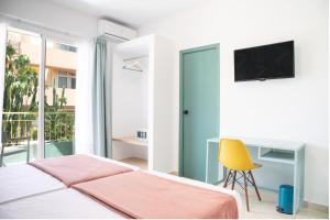 1 dormitorio con 1 cama y 1 silla amarilla en 4U Miranda - Adults Only, en Santa Ponsa