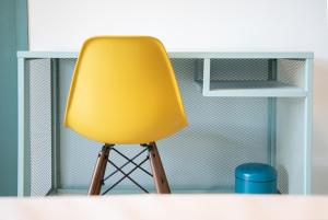 une chaise jaune assise devant un bureau dans l'établissement 4U Miranda - Adults Only, à Santa Ponsa