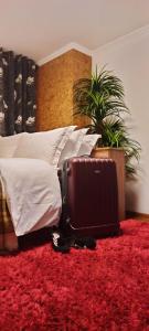 テルノーピリにあるApartments on Festyvalna streetのベッドの横に座るスーツケース