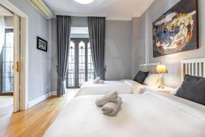 um quarto com duas camas e um quadro na parede em Uncibay Deluxe em Málaga
