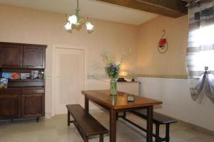 Una habitación con una mesa con un jarrón de flores. en gite, en Laubressel