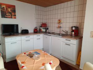 Η κουζίνα ή μικρή κουζίνα στο Moritz - Ferienhaus östlich der Dorfstraße in Grieben Insel Hiddensee