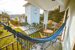 a hammock on the balcony of a house at Pousada Il Villaggio in Santo Antônio do Pinhal
