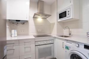 Kuchyňa alebo kuchynka v ubytovaní Málaga Rivas 34 Suites Homes