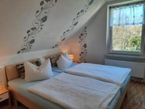 En eller flere senge i et værelse på Boddenblick - Ferienwohnung mit Gartennutzung in Grieben Hiddensee