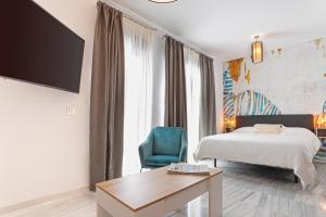 En eller flere senge i et værelse på Málaga Rivas 34 Suites Homes