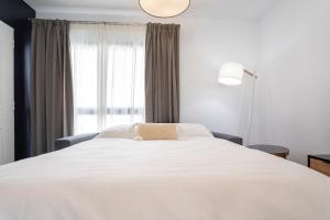 Posteľ alebo postele v izbe v ubytovaní Málaga Rivas 34 Suites Homes