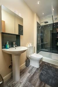 A bathroom at Grange Cottage, Nr Cartmel Racecourse