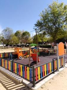 - un parc avec une aire de jeux équipée dans l'établissement El Carmen, à Cazalla de la Sierra