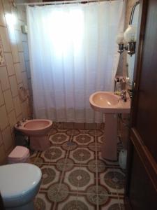 une salle de bains avec toilettes et lavabo dans l'établissement El Carmen, à Cazalla de la Sierra