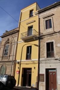 a yellow building on the side of a street at Case Vacanze Benvenuti al Sud in Trapani