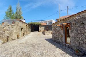 un callejón de piedra entre dos edificios de piedra en Casa Ventura, en César