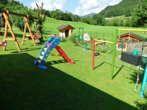 un parque infantil con muchos tipos diferentes de equipos de juego en Ferienwohnungen Kilianmühle en Berchtesgaden