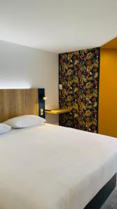 Ένα ή περισσότερα κρεβάτια σε δωμάτιο στο Kyriad Direct Chalon Sur Saone Nord